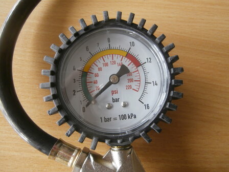 Bandenvulpistool + manometer. (220 PSI=15,17bar)