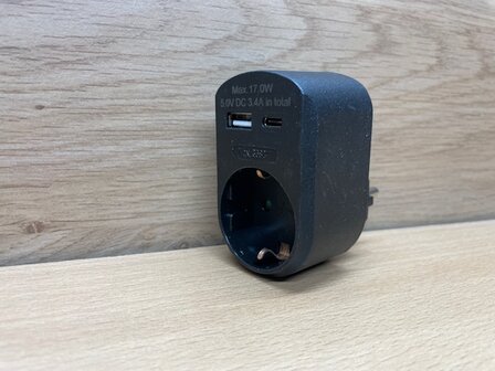 Stopcontact doorvoer RA USB-A en USB-C zwart.