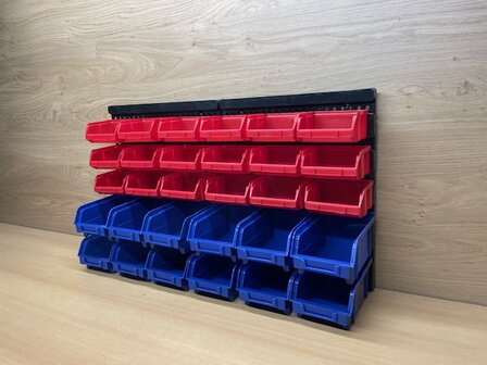 Gereedschapswand met 30 bakjes.