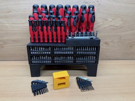 Schroevendraaier- bitsset in metalen rek 116 dlg.