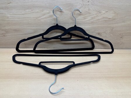 Kledinghangerset zwart velours 4 dlg.