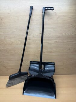 Stoffer en blik met zelfsluitend deksel.