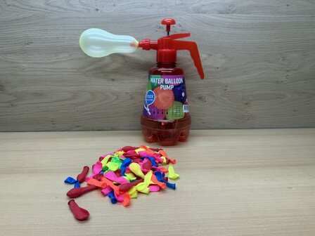 Waterballon pomp met 100 ballonnen.