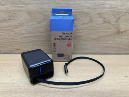 Snellader USB-A en USB-C met intrekbare USB-C kabel.