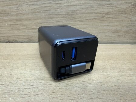 Snellader USB-A en USB-C met intrekbare USB-C kabel.