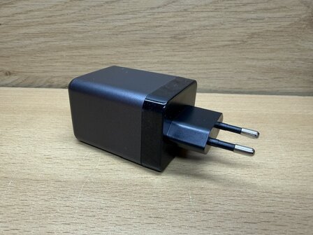 Snellader USB-A en USB-C met intrekbare USB-C kabel.