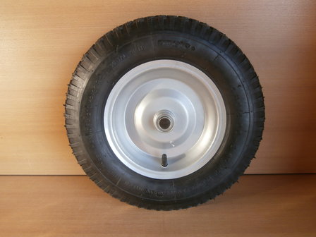 Kruiwagenwiel met metalen velg.