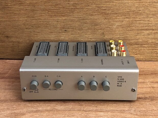 Scart controlbox zilver.