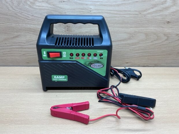 Acculader 6 en 12 volt 6 ampere.