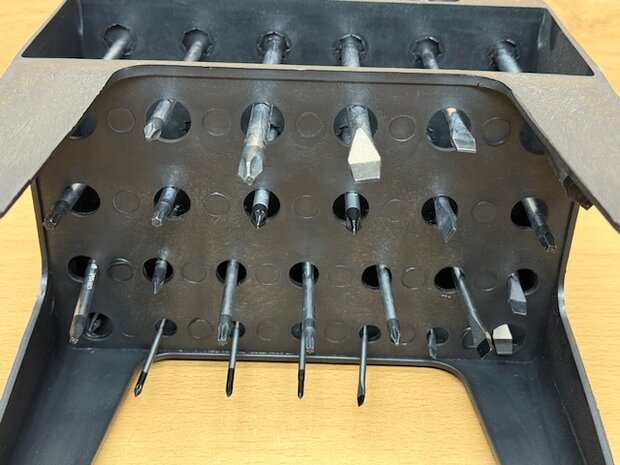 Schroevendraaier- bitsset in metalen rek 26 dlg.
