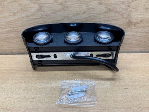 Wandlamp 3xLED halfrond boven/onder 220V.