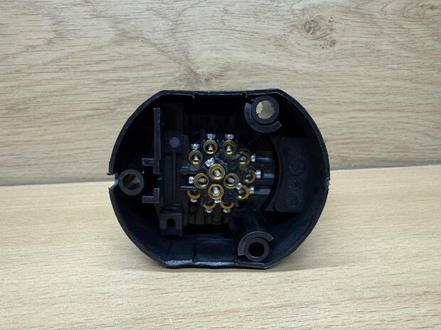 Stekkerdoos pvc 12 volt 13 polig.