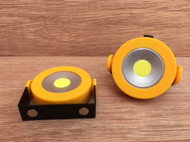 LED COB straler met magneten 4x AAA.